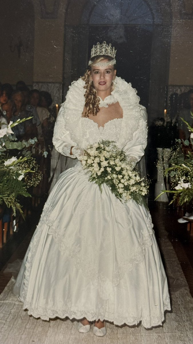 dusdar's tweet photo. e minha mãe que tentou copiar o vestido de casamento da princesa diana https://t.co/HhPHYfznmA