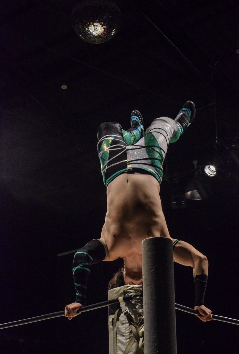 silver_n_blue's tweet photo. この角度の膝と我龍天睛は新鮮(^^)

#大阪プロレス #VerteX #松房龍哉 https://t.co/DMZFvwgC3Q