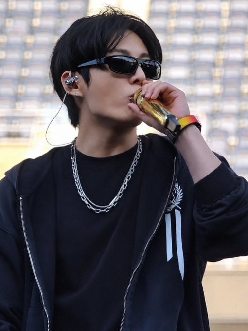 chartradar_'s tweet photo. Jungkook recorded 34.3 million global engagements across all social media platforms over the past 7 days, the most of any artist. https://t.co/YBWStrSa4D