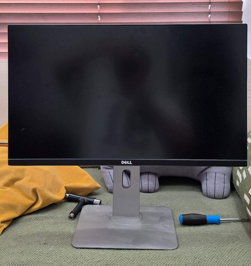 devellloper's tweet photo. Маю старий монітор DELL U2515H - косметично в дуже доброму стан��, функційно також, але на матриці є засвет внизу (не заважає бачити всю картинку на 100%). Віддам військовим новою поштою, кому треба. https://t.co/ooAIA0dlWh