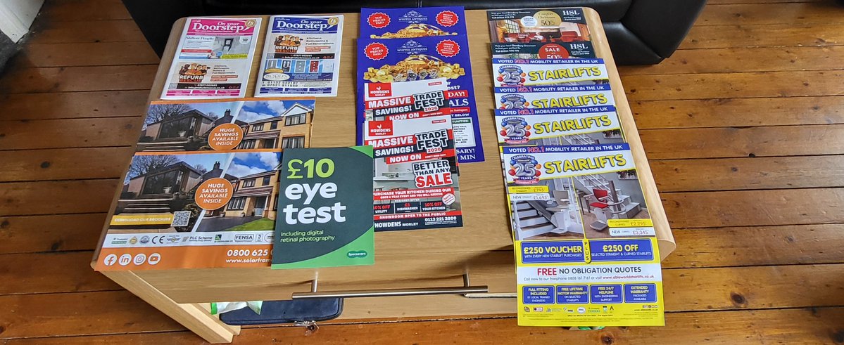 Splashbacksuk's tweet photo. @RoyalMail 
Delivered to my house today....absolute joke https://t.co/nL15CBnclp