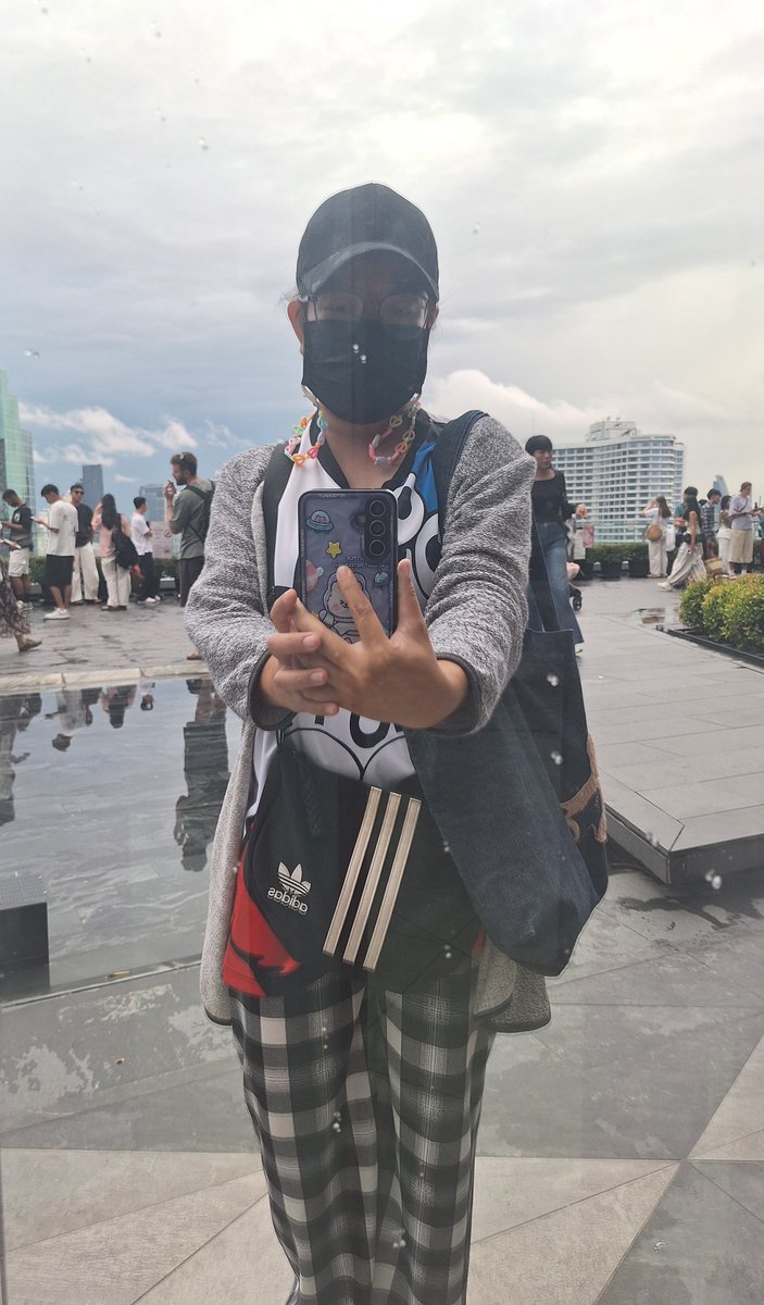 tsymyj's tweet photo. 💬❤️‍🩹😔 ช่วงที่ใจอ่อนล้า เงยหน้าส่องกระจกแล้วจะรู้ว่า คนที่เข้มแข็งที่สุดยืนอยู่ตรงหน้าเราเอง 🪞✌️💬

แท่งไฟที่ไอคอนสยามคือ Infinity Forest ประติมากรรมแท่งไฟเรืองแสง Interactive บนชั้น 7 (นภาลัย เทอร์เรซ)

ทุกวัน 10.00 – 21.00 น. (ช่วงเวลาเปิดไฟเรืองแสงประมาณ 16.30 – 21.00 น.) https://t.co/oGCTG728T3