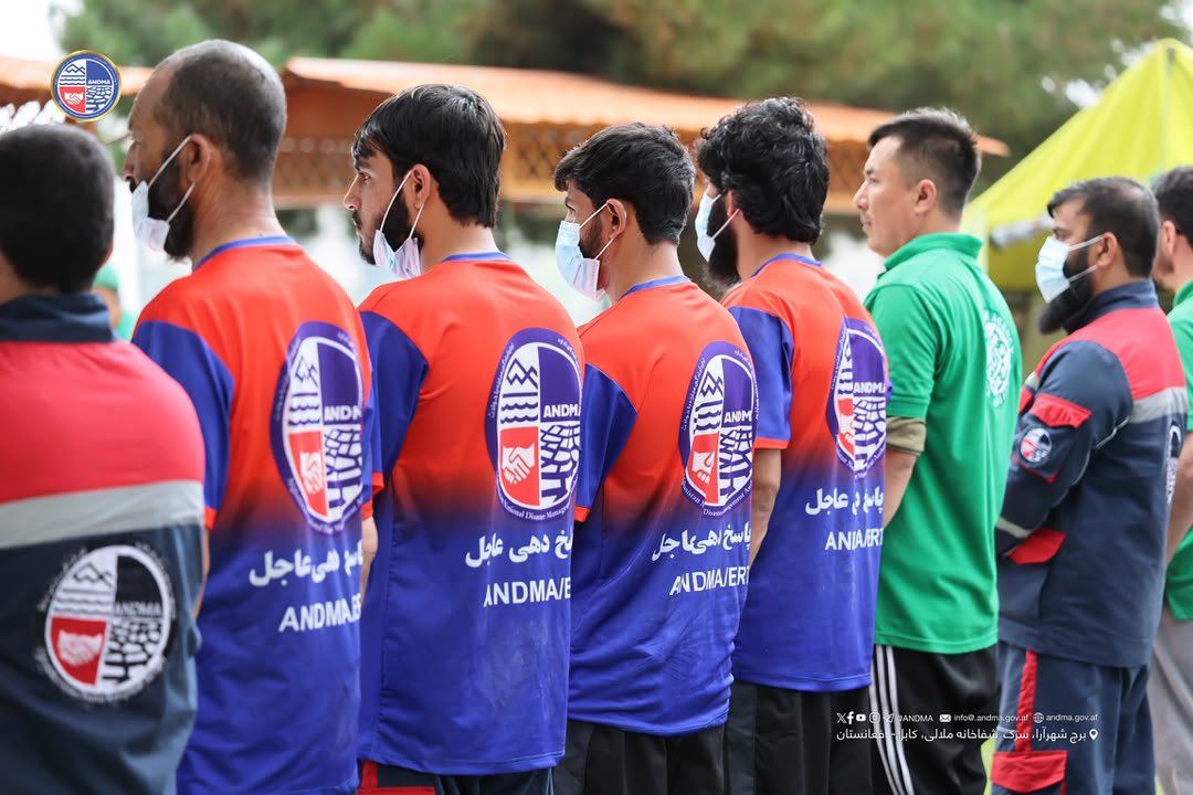 AfghanistanNDMA's tweet photo. #مرکزي_راپور | د درې ورځني لټون او ژغورنې روزنیز پروګرام ګډونوالو د دورې له بشپړولو وروسته د فراغت تصدیق‌لیکونه ترلاسه کړل

له پېښو سره د مبارزې آمادګۍ ادارې او د هستوګنې لپاره د آغاخان بنسټ (#AKHA) په همکارۍ، د کابل ولایت په قرغه بند کې په اوبو کې د لټون او ژغورنې د عملي زده‌کړو درې ورځنی پروګرام، د یادې ادارې، د کورنیو چارو وزارت پېښو ته د رسېدنې او د اطفائيې عمومي ریاست او د هستوګنې لپاره د آغاخان بنسټ د موظفو ټیمونو د نږدې ۵۰ تنو غړو په ګډون ترسره او له درې ورځو وروسته پای ته ورسېد.

د دې پروګرام د پای په مراسمو کې د ادارې د اطلاعاتو او نشراتو رئیس او ویاند، حافظ محمد یوسف حماد، د ادارې د پراختیا آمر، نورآغا صاحب‌زاده، د بېړنیو پېښو آمر، حافظ محمد ادریس، او د هستوګنې لپاره د آغاخان بنسټ د پېښو د برخې مسوول، نظر محمد جویا شتون درلود.

د دې پروګرام په جریان کې ګډونوالو په اوبو کې د لټون او ژغورنې، د ژغورنې د وسایلو د کارولو، د خوندیتوب د اصولو د مراعاتولو، په بېړنیو حالاتو کې د کښتۍ د جوړولو، د وضعیت د ارزونې او په سختو شرایطو کې د ژغورنې د عملیاتو د څرنګوالي په اړه عملي او نظري زده‌کړې ترلاسه کړې.

د پروګرام تنظیموونکو مسوولینو د پای په مراسمو کې د روزنیزو پروګرامونو پر دوام او د عملیاتي ټیمونو د ظرفیتونو پر لوړولو ټینګار وکړ او تخصصي روزنې یې د اوبو د پېښو پر مهال د ژغورنې ټیمونو د چټکې او اغېزناکې ځواب وینې لپاره د چمتووالي او وړتیاوو په لوړولو کې اغېزناکه وبللې.

د دې پروګرام په پای کې ګډونوالو ته د فراغت‌تصدیق‌لیکونه ورکړل شول. مسوولینو هیله څرګنده کړه چې په دې دوره کې ترلاسه شوې مهارتونه به د پېښو او ژغورنې د عملیاتو پر مهال وکارول شي او په بېړنیو شرایطو کې به د خلکو د ژوند ژغورلو زمینه برابره کړي.

۰——————————————-۰

اشتراک کننده‌گان برنامه سه روز آموزشی جستجو و نجات پس از تکمیل دوره تصدیق نامه فراغت خود را دریافت کردند

برنامه آموزش‌های عملی جست‌وجو و نجات در آب، با همکاری اداره آمادگی مبارزه با حوادث و بنیاد آغا خان برای اسکان (AKHA)، با اشتراک نزدیک به ۵۰ تن از اعضای تیم‌های موظف این اداره، ریاست عمومی رسیدگی به حوادث و اطفائیه وزارت امور داخله و بنیاد آغا خان برای اسکان، در بند قرغه ولایت کابل برگزار و پس از سه روز به پایان رسید.

در مراسم اختتامیه این برنامه، حافظ محمد یوسف حماد، رئیس اطلاعات و نشرات و سخنگوی اداره، نورآغا صاحب‌زاده، آمر انکشاف اداره، حافظ محمد ادریس، آمر واقعات عاجل و نظر محمد جویا، مسوول بخش حوادث بنیاد آغا خان برای اسکان، حضور داشتند.

در جریان این برنامه، اشتراک‌کنندگان آموزش‌های عملی و نظری در زمینه جست‌وجو و نجات در آب، استفاده از تجهیزات نجات، رعایت اصول ایمنی، ساخت قایق‌ در حالات اضطرار، ارزیابی وضعیت و چگونگی انجام عملیات نجات در شرایط دشوار را فرا گرفتند.

مسوولان برگزارکننده در مراسم اختتامیه، بر اهمیت تداوم برنامه‌های آموزشی و ارتقای ظرفیت تیم‌های عملیاتی تأکید کردند و آموزش‌های تخصصی را در افزایش آمادگی و توانایی تیم‌های نجات برای پاسخ‌دهی سریع و مؤثر در هنگام وقوع حوادث در آب مؤثر دانستند.

در پایان این برنامه، به اشتراک‌کنندگان تصدیق‌نامه‌های فراغت اهدا شد. مسوولان ابراز امیدواری کردند که مهارت‌های فراگرفته‌شده در این دوره، در زمان وقوع حوادث و عملیات‌های نجات مورد استفاده قرار گرفته و زمینه نجات جان افراد در شرایط اضطراری را فراهم سازد.

تاریخ: ۱۴۴۸/۰۳/۲۴ هـ ق

اداره آمادگی مبارزه با حوادث

#AfghanistanNDMA