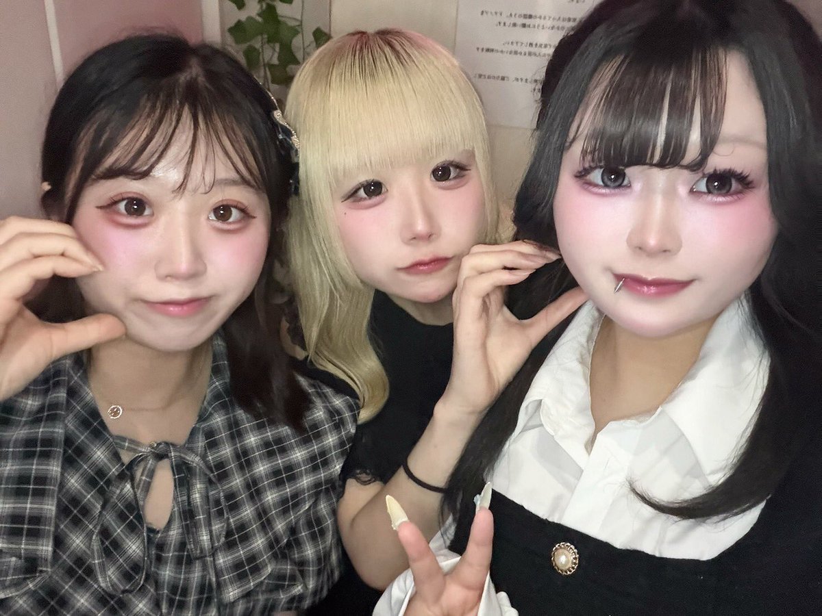 nishikawaLOCO's tweet photo. 曇天☁️デートは　ロコだしょ
3人ともいる🍁
@loco_mizuki 
@LOCO_yuuri 
@loco_aroma  
#秋デート https://t.co/vCbtTHltrC