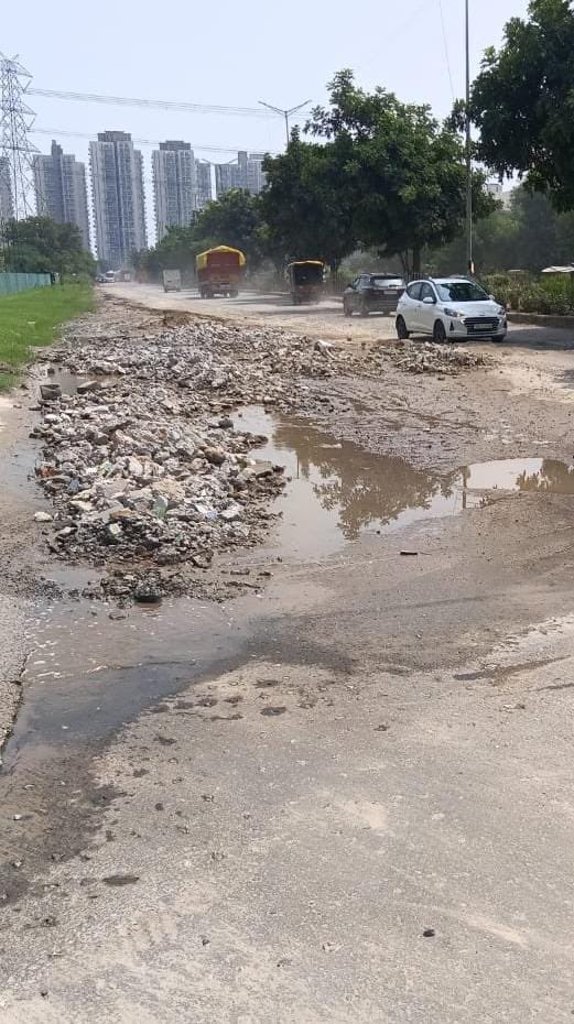 sareendwarka's tweet photo. @OfficialGMDA @pcmeenaIAS urgent attention is needed on the broken #Sector99/102 dividing Master Road, neglected for years.
Road conencting Max Heritage, Suncity, Gurugram Greens, ROF Alayas, Habitat, Satya Mall, G-99, schools, markets, Vibrant Hospital and Dhankot Police Station, this is a critical public route.
Its unsafe road condition directly threatens commuters, pedestrians, schoolchildren and emergency response, especially after dark or during peak traffic.
@DC_Gurugram @TrafficGGM @DGPHaryana @MunCorpGurugram @cmohry @csharyana @VipulGoelBJP @Rao_InderjitS @RaoNarbir @NayabSainiBJP @mlkhattar
@leenadhankhar
@bagishjhaTOI
@DEEPAKKAHUJA
@sumedhasharma86
@AB_Hazardous
@NavbharatTimes
@JagranNews
#DXP #Gurugram #RoadSafety #RoadRepair #PublicSafety #Infrastructure #GurugramDevelopment #FixTheRoad #CitizenConcerns #EmergencyAccess