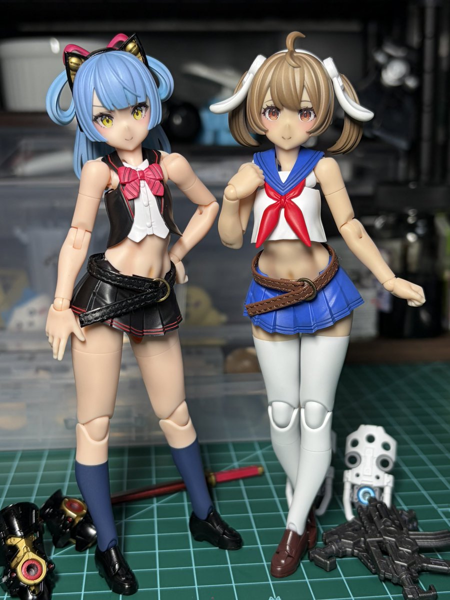 Sensyahey's tweet photo. 【1カ月1作品生活８月】
黒ナイトちゃんとガンナーちゃん完成ッ！
やっと9月を迎えられる…
初めてblock2を組んで感動のあまり2体目にも手を出してしまったという
武装verはまた今度😴
#メガミデバイス https://t.co/kKhtJhqzbX