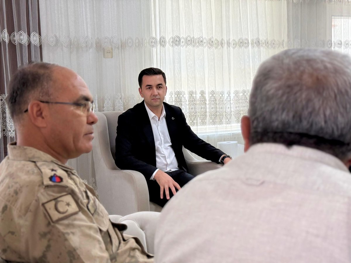 midyatkaymakam's tweet photo. Kaymakamımız Sayın Mehmet Kaya, ilçe protokolü ile birlikte Gazimiz Zeki Aktürk’ü ve kıymetli ailesini ziyaret etti. 

Ziyaret sırasında gazimiz ve ailesiyle yakından ilgilenen Sayın Kaymakamımız, devletimizin her zaman şehitlerimizin emanetlerinin ve gazilerimizin yanında https://t.co/J8wgTvKEMC