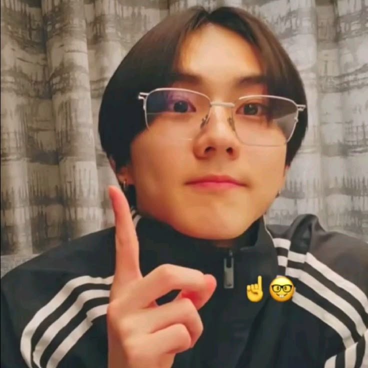 jungwonmy's tweet photo. jungwon added another (☝🏻🤓) to his collection lol https://t.co/7IcfDvrQDy