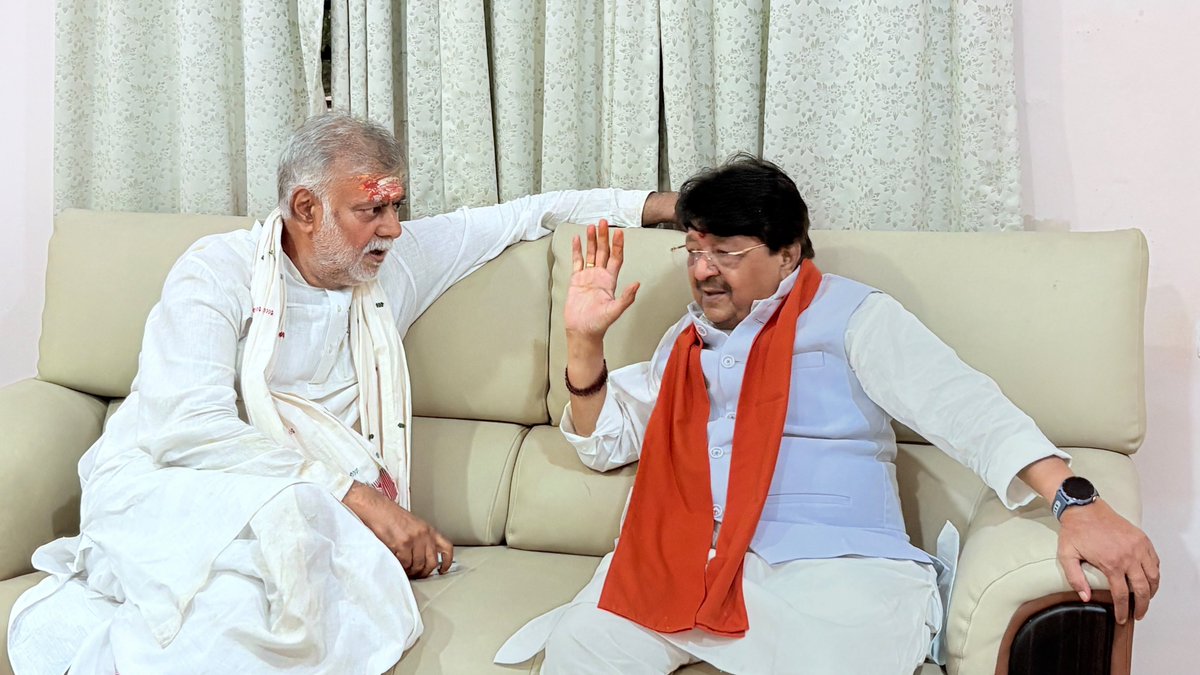 KailashOnline's tweet photo. आज बाबा महाकाल की नगरी उज्जैन में परम तपस्वी, मां नर्मदा के परम भक्त, अवधूत संत श्रद्धेय दादा गुरु जी का आशीर्वाद प्राप्त हुआ।

इस अवसर पर दादा गुरु के प्रेरक आशीर्वचनों का श्रवण कर मन असीम आध्यात्मिक शांति से भर उठा। 

यहां मेरे मित्र एवं साथी मंत्री श्री @prahladspatel जी से भी आत्मीय भेंट हुई। इस दौरान उनसे विभिन्न विषयों पर चर्चा हुई।