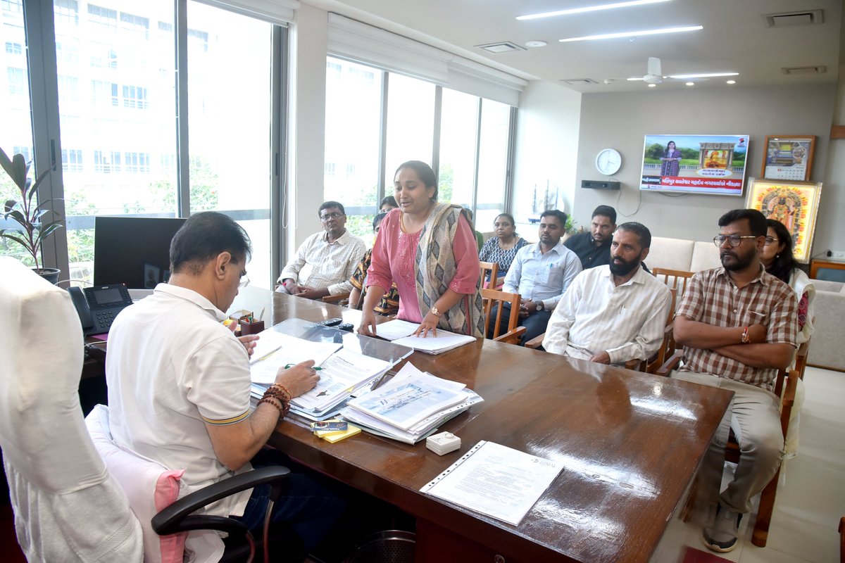 prafulpbjp's tweet photo. At Swarnim Sankul-2, Gandhinagar, met citizens from various parts of the state, heard their representations, and issued necessary directions to the concerned officials for prompt resolution of their grievances.

#GoodGovernance #TeamGujarat #PeopleFirst https://t.co/2T8MyJRNMV