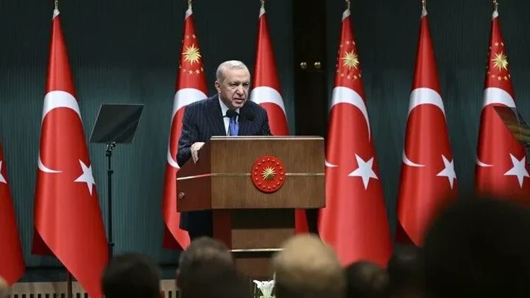 ibrahimkaragul's tweet photo. Cumhurbaşkanı Erdoğan;

1- “Bu topraklarda kurduğumuz son devletimiz olan Türkiye Cumhuriyeti binlerce yıllık yolculuğumuzun en nadide halkasıdır.”

2- “Selçuklu'yu Osmanlı'yı yok sayıp eski Türk tarihinden bir hamlede Cumhuriyete atlayan tarih okumalarını iyi niyetli bulmuyoruz.”

3- “Bunlar son derece art niyetli toplumsal mühendisliklerdir. Milletimizi ruh kökünden koparmayı amaçlayan hiçbir proje başarılı olamadı.”

4- “Bu topraklarda kimseye ameliyat yaptırmayız. Bölgemizdeki hasmane adımları türbinden seyretmeyiz.”

5- “Ülkemizin güçlenmesinden rahatsız olanlar bizi yolumuzdan döndüremez. Tarihin akışını değiştirmeye kimsenin gücü yetmez.”

6- “Türkiye kardeşleri ile yeniden kenetlenecektir. Türkiye'ye dost olan kazanacak düşman olan kaybedecektir.”
___________________

Selçuklu-Osmanlı-Türkiye Cumhuriyeti, “Devletler Sürekliliği”, Türkiye yükselişinin temel gücüdür. 
Bu akıl ve bilgelik yol haritamızdır.