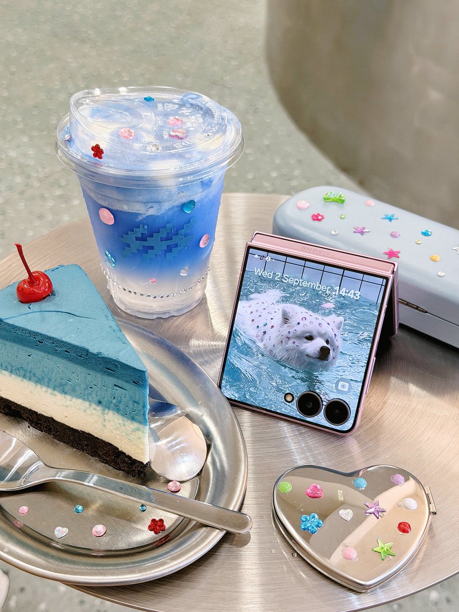 yoxrgravity's tweet photo. คุ้มแล้วที่นั่งแปะ gems บน z flip8 ทั้งคืน เพื่อพกมาถ่ายรูปด้วย น่ารักมากกกก 😭💘🥣 ความเครื่องสีชมพูกับคาเฟ่สีฟ้า แล้วคาเฟ่แสงสวยมาก คนเยอะ แต่ชีสู้ 555555 ตั้งกล้องหามุมส่วนตัว

📍tian cafe — บางแสน https://t.co/uEpELeKhGF