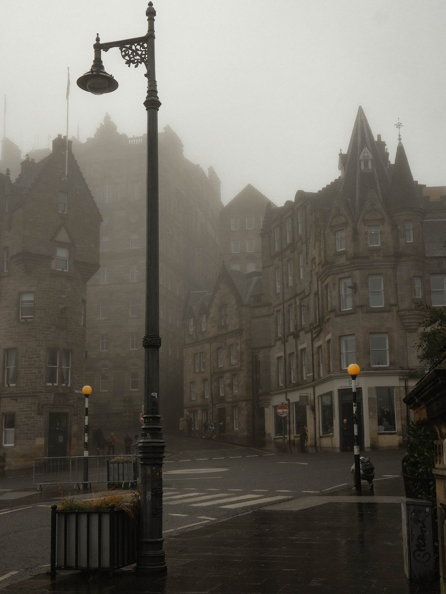 reminiscinbby's tweet photo. a foggy day in Edinburgh https://t.co/og7KnxaHMG