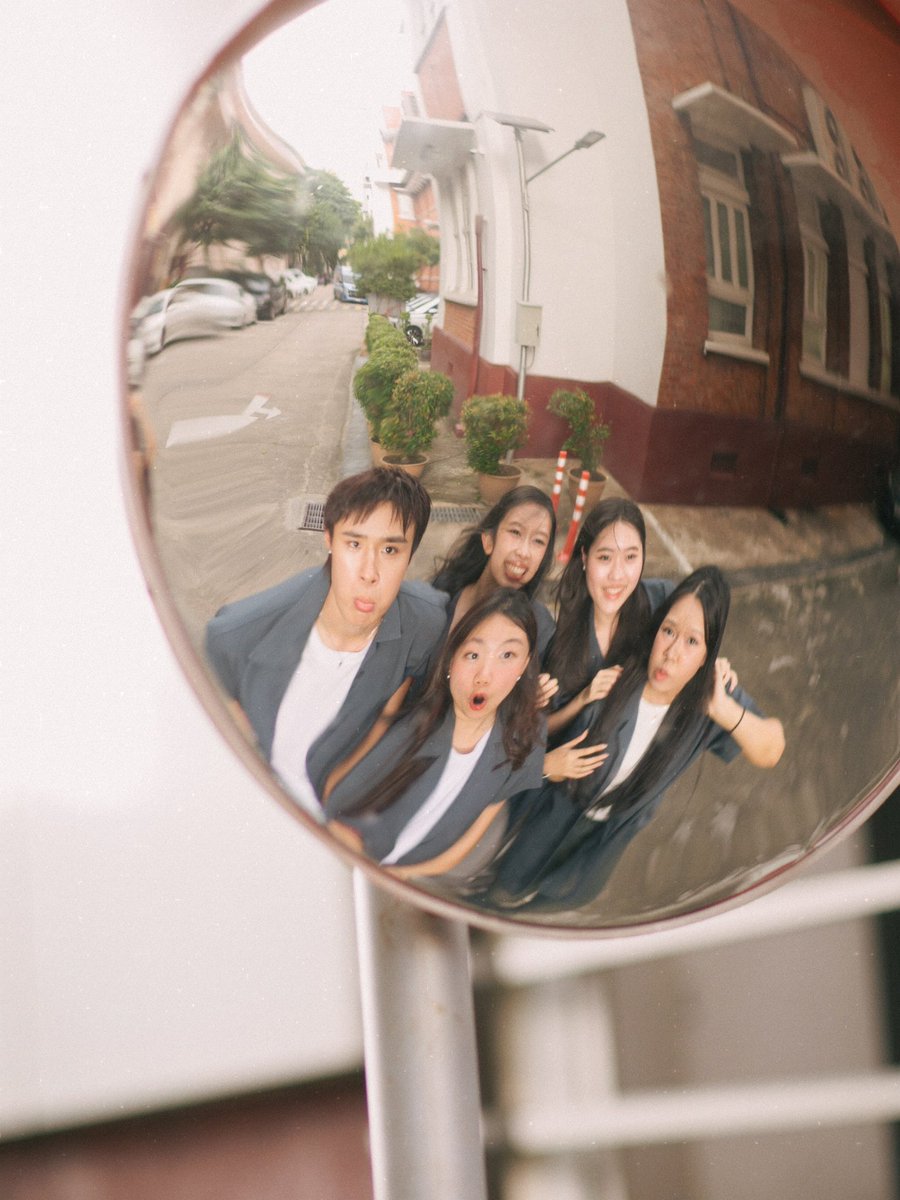 flutterfieldd's tweet photo. รูปรับปริญญานัทกะเพื่อน ๆ ค่ตน่ารักเลยอะ แล้วเพื่อนฮีเป็นเด้กผุ้หญิงทั้งหมดด ฮีเป็นไททั่นในหมู่บาร์บี้😭🫵🏻 https://t.co/nUOWUUQyKl