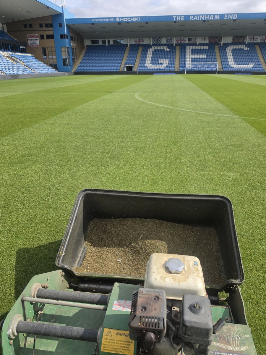 HaydnLawrance's tweet photo. Busy week pending as we gear up for 4 games on the bounce, fungicide on 2 weeks ago, irrigation and nutrition have been limited to help starve out the disease. Now all clear 👌

Big solo shift today with a double cut and a dennis brush out

A few tonics to go on this week 💪 https://t.co/1ZV8ZajAKM