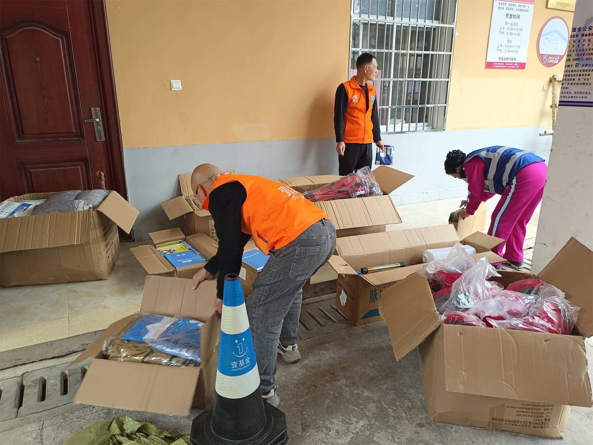 OnurGunes0tcp's tweet photo. Spent the morning sorting warm winter clothes and packing care kits for unhoused neighbors with 20 amazing volunteers. Small acts = big warmth  #VolunteerLove https://t.co/sw4use9Zpz