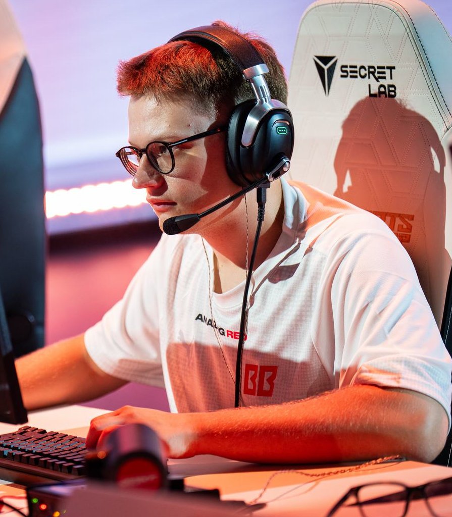 PolymarketDota2's tweet photo. Kiritych 🇷🇺 on Satanic 🇷🇺 Juggernaut pick in the TI15 deciding map:

"Juggernaut is imba, but Satanic picked it into a super bad game. I hate playing Juggernaut vs Dark Seer - you press Omnislash and he can just Wall of Replica and spawn illusions. I f***ing hate that matchup." https://t.co/IKz9y4Bygf