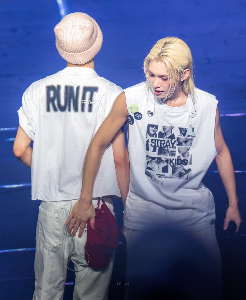 felixsunshine98's tweet photo. the size difference between flx's hand on hj's ass and vice versa😭😭 https://t.co/0tONdIa4tI