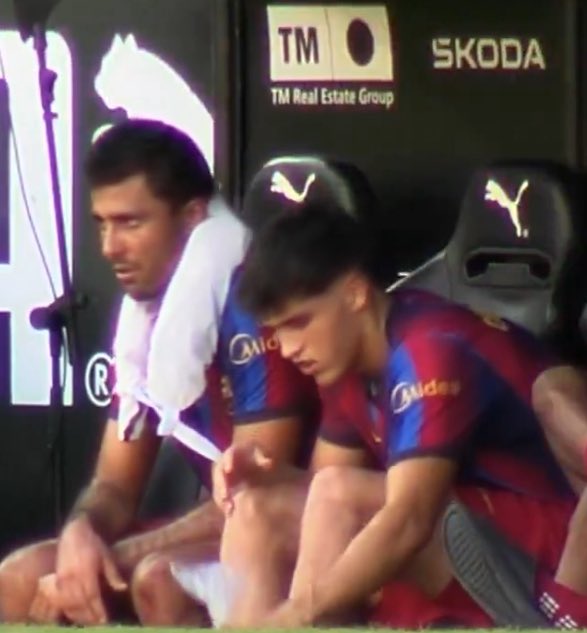 ActuFoot_'s tweet photo. « ILS SONT VRAIMENT TRÈS FAIBLES EUX ! TRÈS FAIBLES !!!

Comment ont-ils fini l'année dernière ? Ils n'ont pas passé le milieu de terrain.. » 😭🗣️

Les mots utilisés par Rodri 🇪🇸 à sa sortie lors du match face à Valence ce week-end. 😅

@MPlusDeportes a intercepté sa discussion avec Pau Cubarsi 🇪🇸.