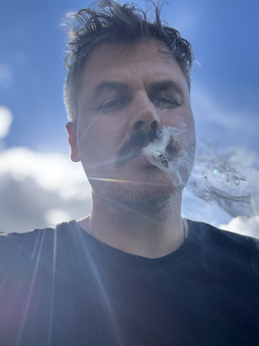 FastingFake's tweet photo. 🚬#TragicMic🎙️doesn’t trust clouds https://t.co/tnGPTQfbsE