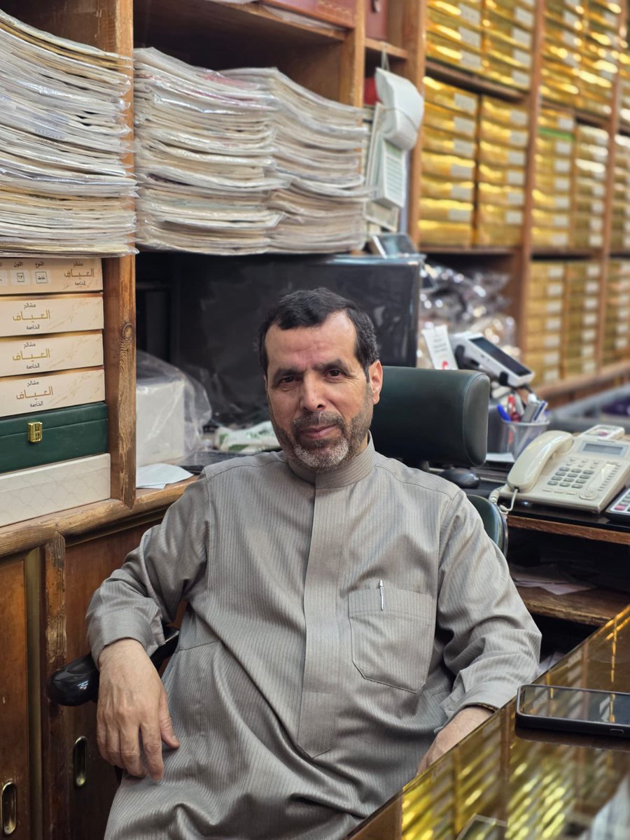 aladqm220's tweet photo. فوجئت هذه الليلة بنبأ وفاة صديق عزيز أحمد اليماني (أبو محمد)، الذي يعمل في محل العياف بسوق الزل منذ ٤٠ سنه تقريباً والذي اخبرني عن وفاته أبنائه في المحل 
( شعيب ، منصور ) أثناء مروري للمحل .
رحم الله أبا محمد، فقد كان طيب القلب، حسن الخلق، كريم المعاملة، محبوباً  لمن عرفوه ، ولا نذكر عنه إلا كل خير.
ومما يبعث في النفس شيئاً من السكينة  أنه توفي بعد أدائه العمرة ، بعارض صحي جلطه ويجعلها خاتمةٍ خيراً له. نسأل الله أن يتقبل عمرته،
اللهم اغفر له وارحمه، وأسكنه فسيح جناتك، ونوّر قبره، وارفع درجته، وألهم أهله ومحبيه الصبر والسلوان.
▪️إنا لله وإنا إليه راجعون▪️