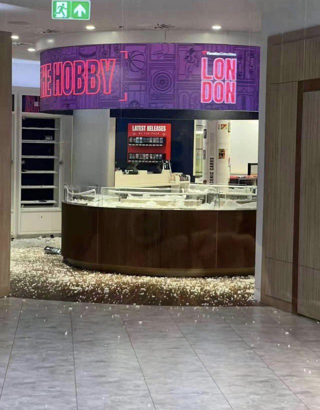 LeCartonFR's tweet photo. La boutique Fanatics de Londres a été dévalisée ! 😪

Les cartes gradées et certaines box ont été volées…

Ça arrivait déjà sur les boutiques Pokémon et en remise en main propre, donc faites attention lors de vos rdv physique 🙃

#Thehobby #TradingCards #Fanatics https://t.co/bQWOsPesKa