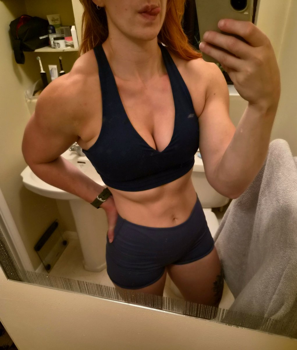 RXRedHead_'s tweet photo. Pumped traps and red collar bones, must have been a power clean day 😜🖖

#crossfitgirls #stronggirls #girlswholift #girlswithmuscle https://t.co/LEIejHiirj