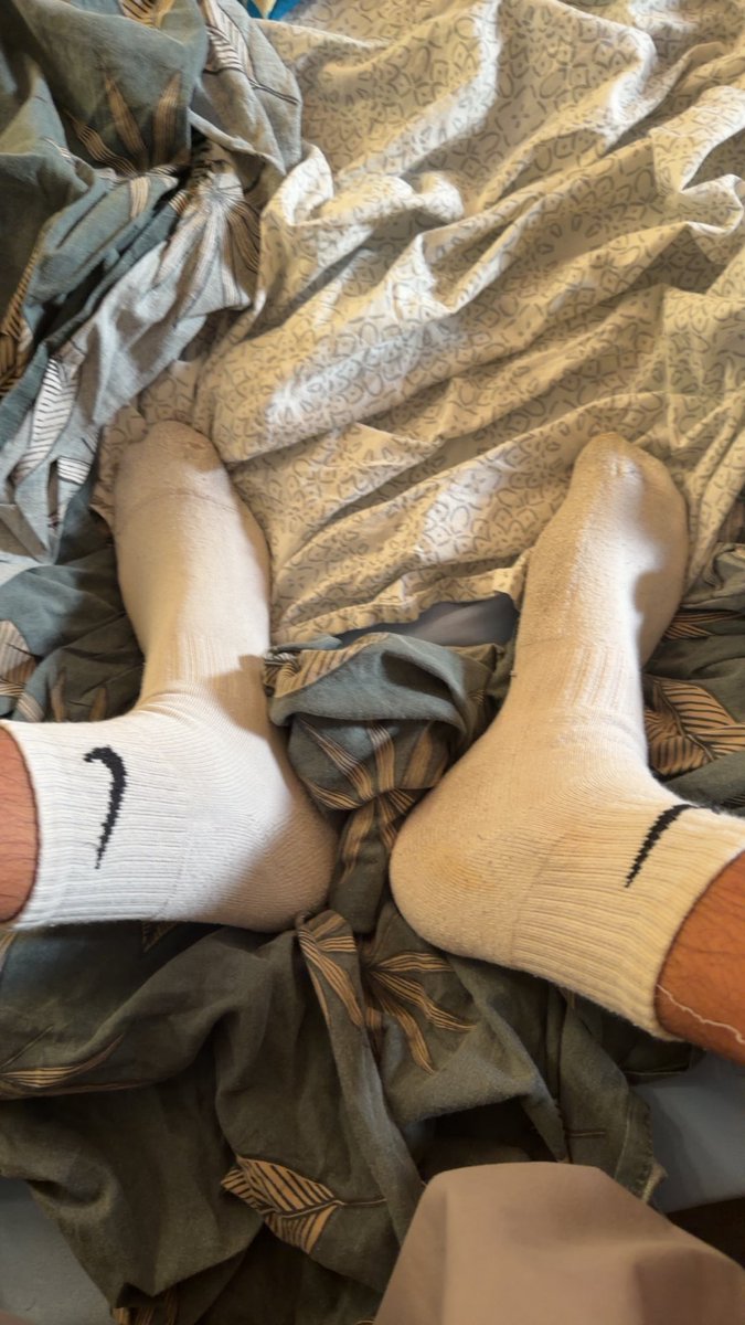 zyzzmaster92's tweet photo. Les bons pieds de ton maître vient raquer pour #findom #soumis https://t.co/DMCqn2dwAd
