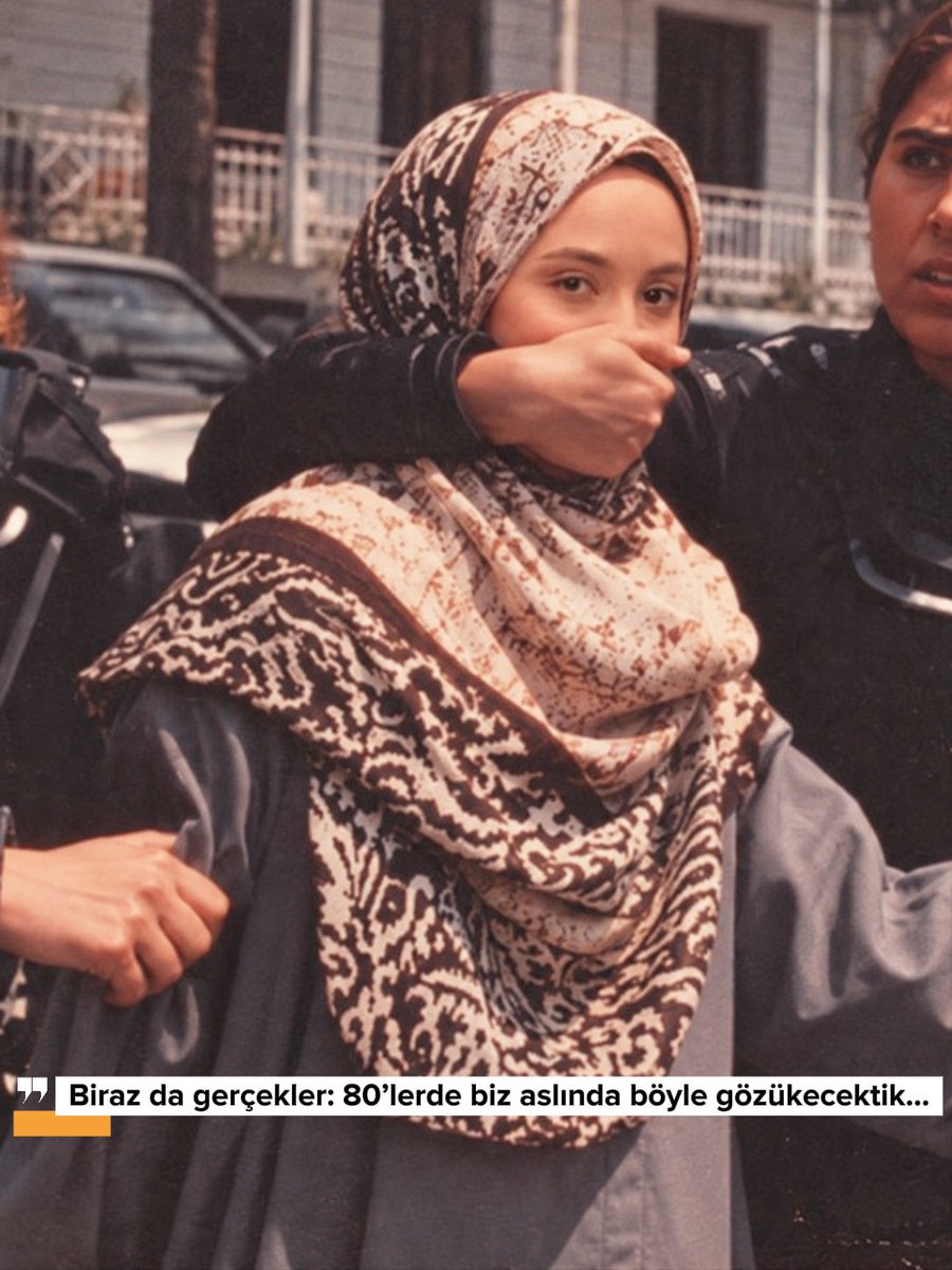 unal_rabia's tweet photo. “80’lerde nasıl görünürdük?” diye bir akım var. Bugün gördüm, heveslendim; ben de yaptım. “Acaba nasıl görünürdüm?” diye düşündüm. Kıvırcık, kabarık saçlar, vatkalı ceketler, nostaljik şarkılar… Gerçekten de çok güzel görünüyordu.

Ama sonra bir an durup düşündüm: Aslında ben 80’lerde öyle görünmeyecektim. :)

80 Darbesi’nin akabinde, ben tam da bu fotoğraftaki gibi gözükecektim.

28 Şubat’a kadar ve dahi bir gün Recep Tayyip Erdoğan diye bir adam çıkagelene kadar, üniversite kapılarında evet, tam da böyle gözükecektim.

Bir anda o nostaljik görüntünün ardındaki gerçeği hatırladım. Ve hatırlatmak istedim.

Sonuçta insan, nisyan ile maluldür.

Unutmasak olur mu?
Yaşadığımız günlerin değerini bilebilmek için hatırlasak olur mu?

Geçmişi hatırlamak, bugünün kıymetini bilmek için de gerekmez mi?

💐