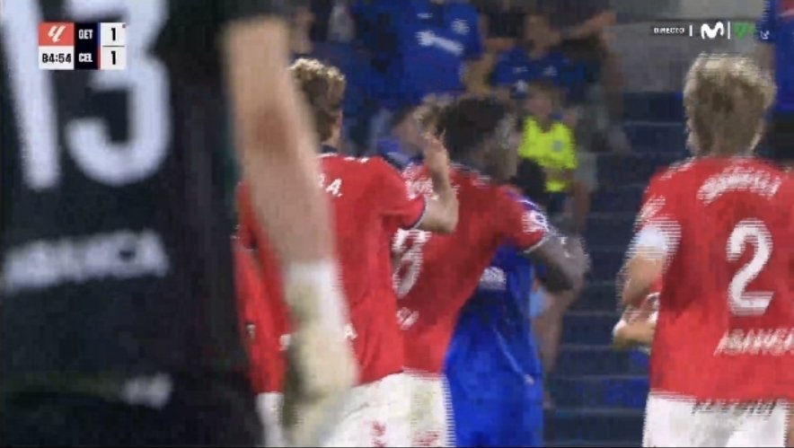 MrAsubio's tweet photo. #Getafe #Celta

❌️ Marcos Alonso xogouse a expulsión en dúas ocasións:

1️⃣ Pola primeira «colleja» a Terrats.

2️⃣ Pola posterior tentativa de labazada ao mesmo xogador. Na TV non se aprecia con claridade se hai impacto man en cara/cabeza.

ℹ️ Lembrar que por definición de conducta violenta: Un impacto man/brazo en cara/cabeza do rival sin balón en desputa = 🟥, a non ser que a forza sexa insigificante.