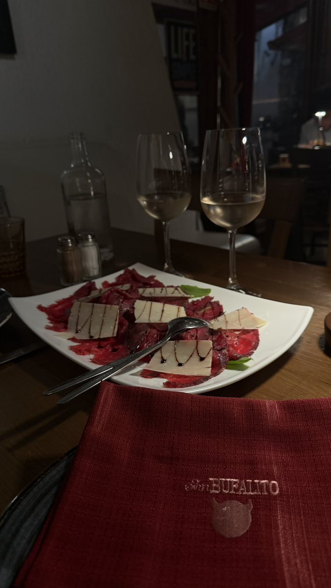 spoillimogen_'s tweet photo. This steak was 10/10 🥩 https://t.co/3JwuMo5Ua0