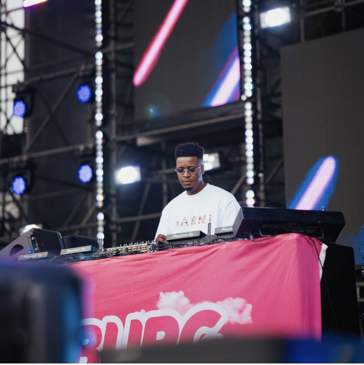 LawryKamzila's tweet photo. If you missed Jo’burg Day, just know you MISSED OUT 😭🔥 The performances, the energy and the Galaxy Hangout Bus made this one for the books!
Already wondering where @SamsungMobileSA is popping up next 👀💙
#GalaxyZFold8 #SamsungMobileSA #JoburgDay https://t.co/lwCOqMNYuV