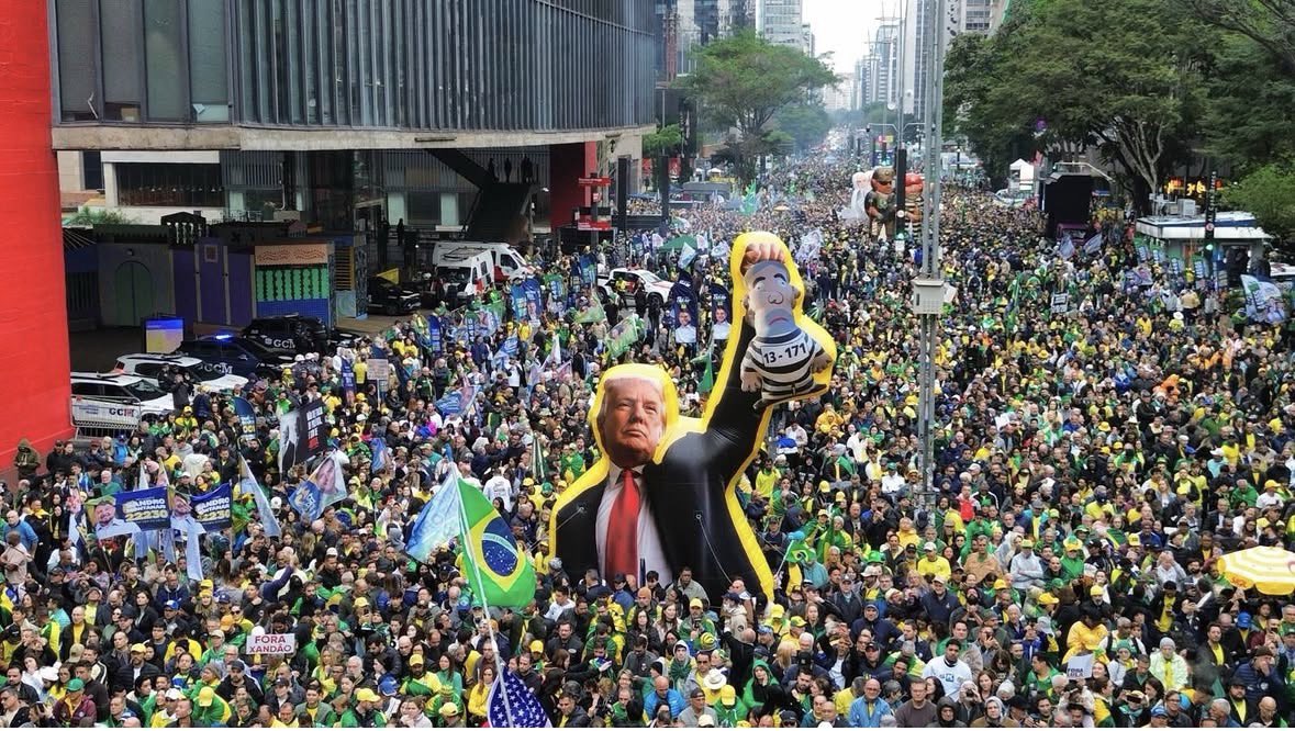 PedroRonchi2's tweet photo. Depois da bandeira gigante dos EUA no 7 de setembro, agora os patriotas bolsonaristas levaram boneco gigante do Trump depois que ele taxou o Brasil. https://t.co/fWNAcFK19h