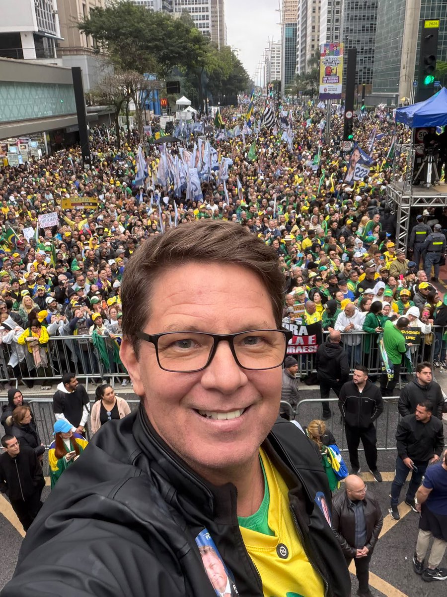 mfriasoficial's tweet photo. Segundo o DataFolha, eu não estou aqui☝🏼😂 https://t.co/Ga86mXs0ql
