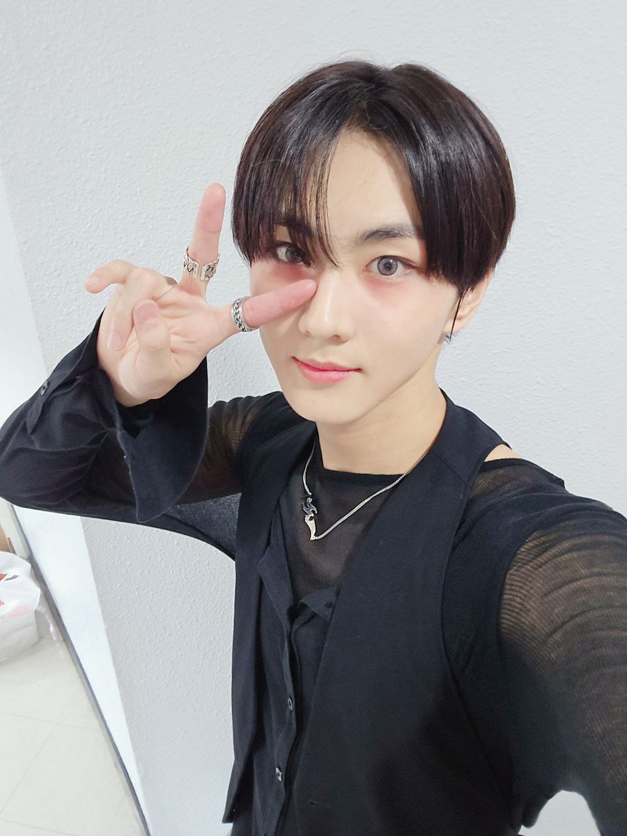noctisvoidy's tweet photo. uno no esperaba que viniera un #𝑤in𝐭er𓇹g𝕝ow para septiembre, sin duda los climas están re locos pero hacen que me mueva con el ritmo y sienta how to be #s͝nowꕀ𝚍aᥒčing.

𝑏ad 𝖋ōr ׅ ꒰𑇖ׄ  ۪ 𝚊d𝓱’ara 🫀 https://t.co/fJA0nK2dXG