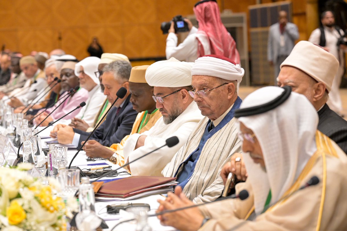 MhmdAlissa's tweet photo. سعدتُ اليوم بإلقاء كلمةٍ افتتاحية في ندوة "دَور القيادات الدينية في مواجهة العُنف ضد المرأة"، التي نظّمها مجمع الفقه الإسلامي الدولي بمنظمة التعاون الإسلامي، بحضور معالي رئيسه الشيخ د.صالح بن حميد، ومعالي أمينه العام الشيخ د.قطب سانو، وجمعٍ من كبار علماء ومُفتي العالم الإسلامي. https://t.co/fy7lYYuIZM