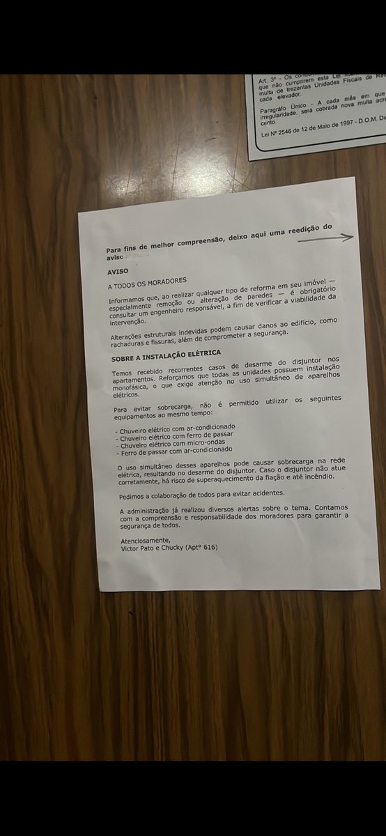 hellotropia's tweet photo. Meu prédioooooo tem também a versão copidescara do segundo que o vizinho que é pai de um boneco Chucky colou no elevador https://t.co/yoECm935IG