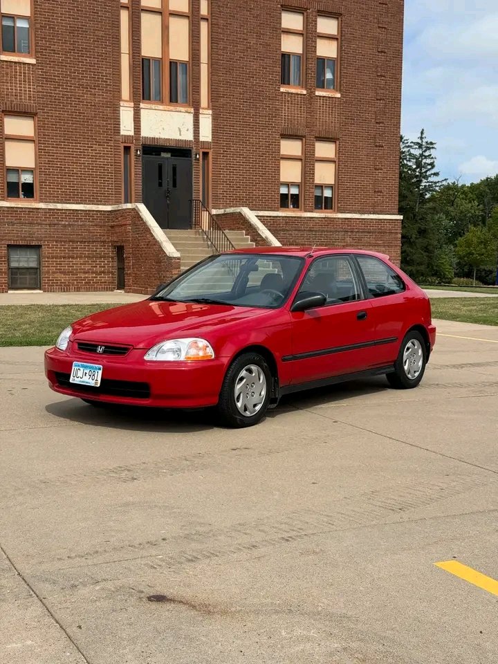 autotitandrive's tweet photo. ‼️FOR SALE‼️

1997 Honda Civic DX Hatchback 5 Speed Manual with a clean title, clean carfax and was a 1 owner from 1997-2026. 157k OG miles that starts, runs and drives great with cold AC and hot heat.

$6,500 + shipping. 

#ekcivic #ekhatchback #ekhatch #ekhondacivic https://t.co/l921EpZolc
