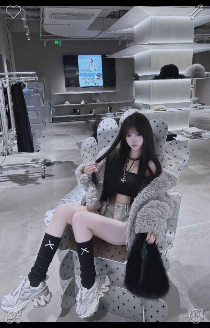 meron4050's tweet photo. Gathering my belongings, I exit the studio and make my way home. The bus journey passes by swiftly, and as soon as I’m back at my place, I slip off my shoes, toss my bag onto the chair, and move toward the bathroom. Snapping a selfie, I feel a sense of contentment at being back https://t.co/aceilszKmu