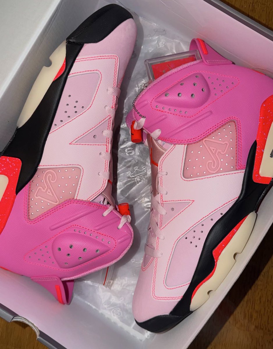 CHINNIE1380's tweet photo. AWAKE NY x JORDAN 6 RETRO “BUBBLE GUM” 🫧🩷
•
SHEESH! These are so so good 🔥 I definitely have to grab that blue pair asap!!! 
•
And UNI UNI the carrier (whatever they are 😃) was clutch wit the 6:30am delivery.
•
#Nike #JordanBrand #AwakeNY #Jordan6Awake #ChinnieGotKicks https://t.co/1rXhd4gtC9