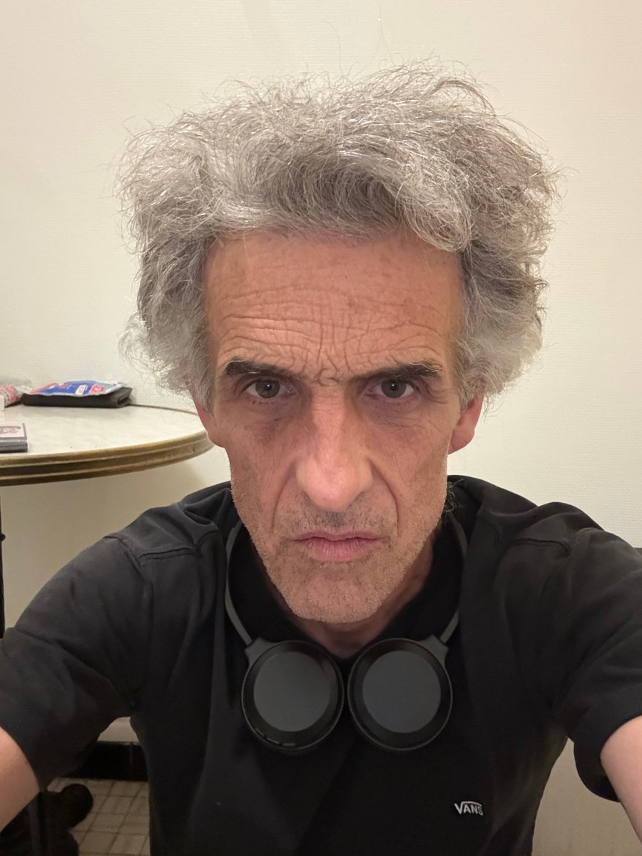 XOliveux's tweet photo. I m alive no one gives a shit but i m alive so I don t need an excuse…. https://t.co/p00eNiWi9x
