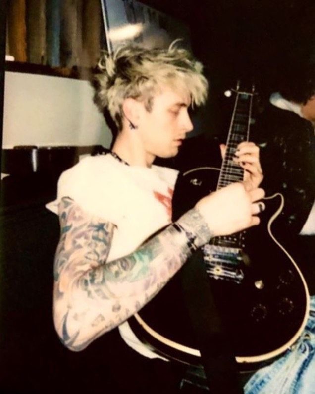 machinegunjules's tweet photo. i miss machine gun kelly’s pre blackout  tattoos more than i miss my dad https://t.co/wWh0iULC7V