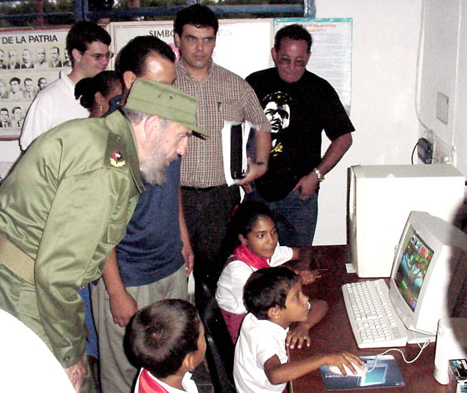 FSoldadodeIdeas's tweet photo. #FidelCastro sobre el desarrollo de la computación: "(...) miremos a largo plazo, y prestemos la mayor atención a la enseñanza y a la utilización de las técnicas de computación".   

https://t.co/QcmpugSuhr #100AñosConFidel #Cuba #SomosContinuidad #RevoluciónCubana https://t.co/4YtHqb9jWE