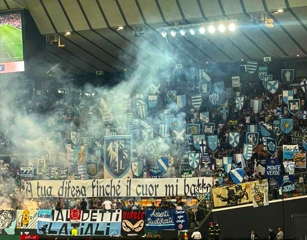 sslazioofficial's tweet photo. tifoso dei tifosi della lazio https://t.co/l1EC9lLhHu