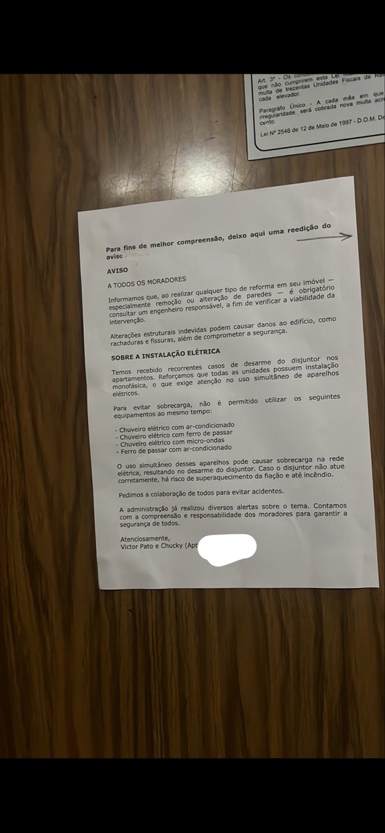 hellotropia's tweet photo. @pedrofracassi Comentando apenas para que todos possam ver a versão que um morador fez fazendo copidesque da diva e colando no elevador (é um morador que sempre anda com um boneco Chucky, e o Instagram dele também vale ouro, é chuckynorole) https://t.co/Cujm9LEOmU