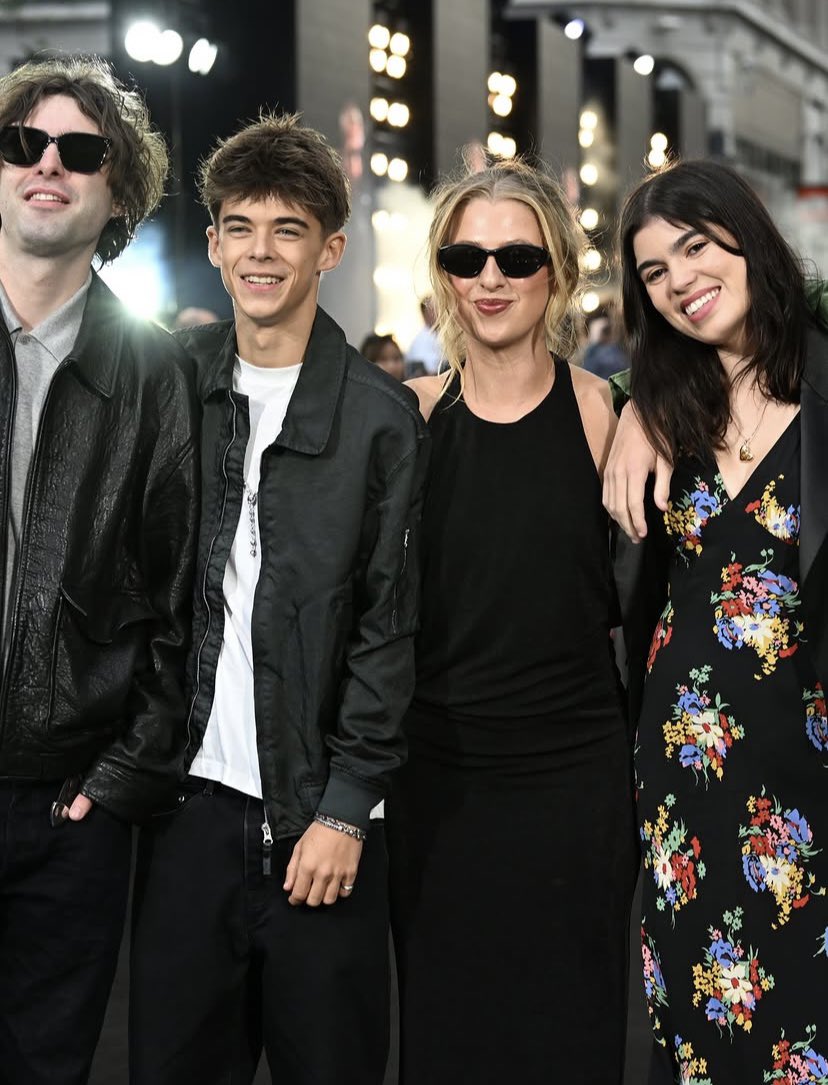 OasisMania's tweet photo. Noel and Liam Gallagher were joined by all six of their children - Anais, Donovan, Sonny, Molly, Lennon and Gene - for a rare family appearance at the London premiere of Oasis: Don't Look Back in Anger

📸 hellomag https://t.co/0P5ruwBtsr