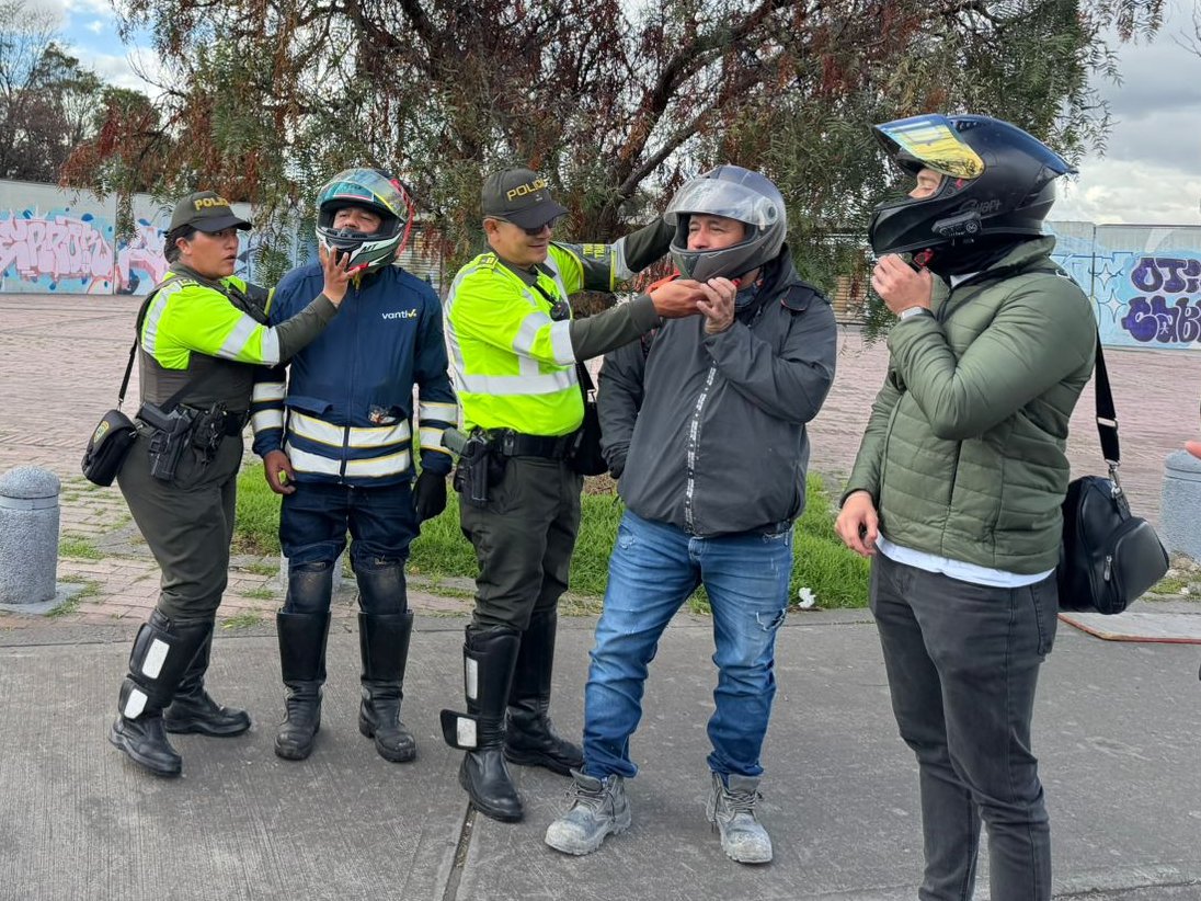 TransitoBta's tweet photo. 🏍️ El casco no es un accesorio, es protección.

Realizamos controles para verificar su uso adecuado y recordar a los motociclistas que llevarlo correctamente puede marcar la diferencia ante un siniestro vial.

✅ Úsalo siempre.
#NoMásExcusas #SeguridadVial https://t.co/UZTaw4JnsZ
