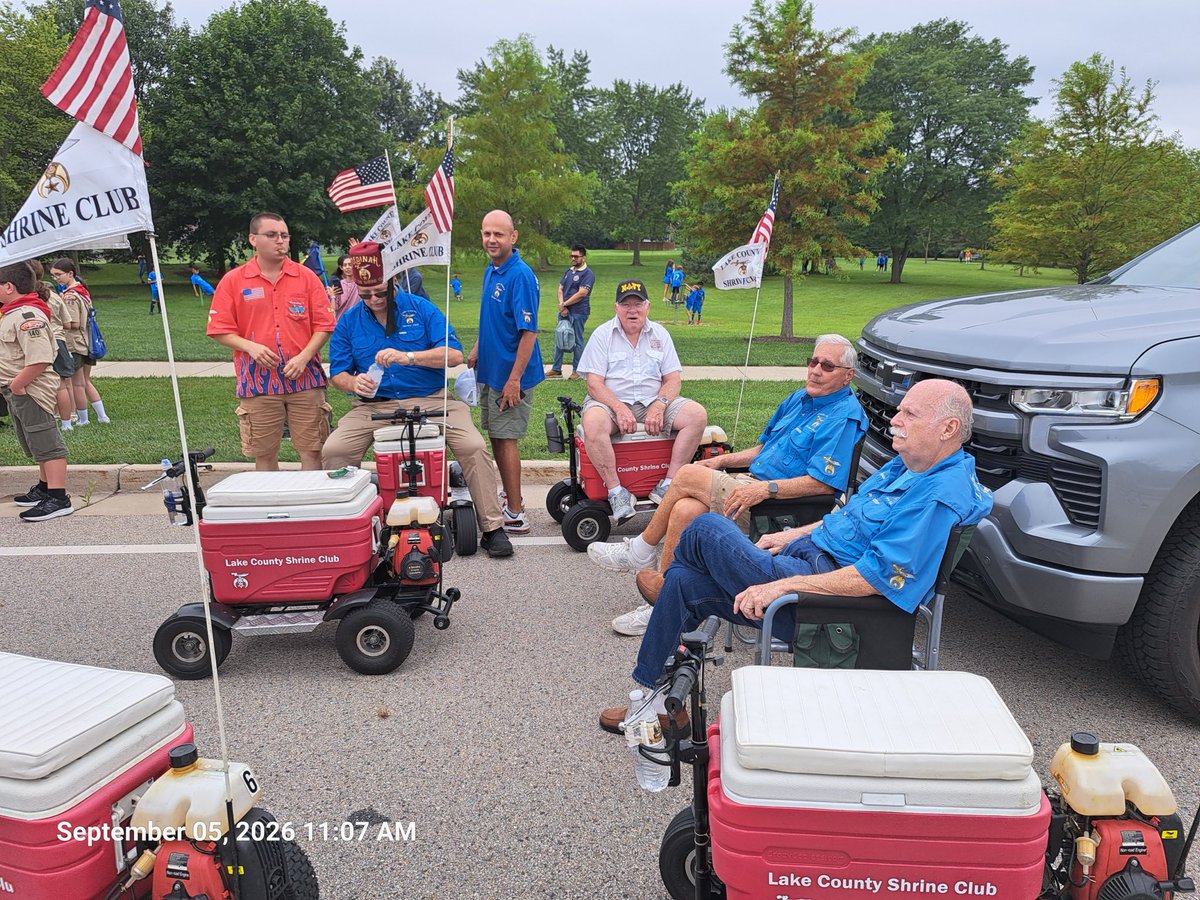 LakeCtyShrine's tweet photo. Conversing with the community before Buffalo Grove Parade! #Shriners https://t.co/9uESVibL38