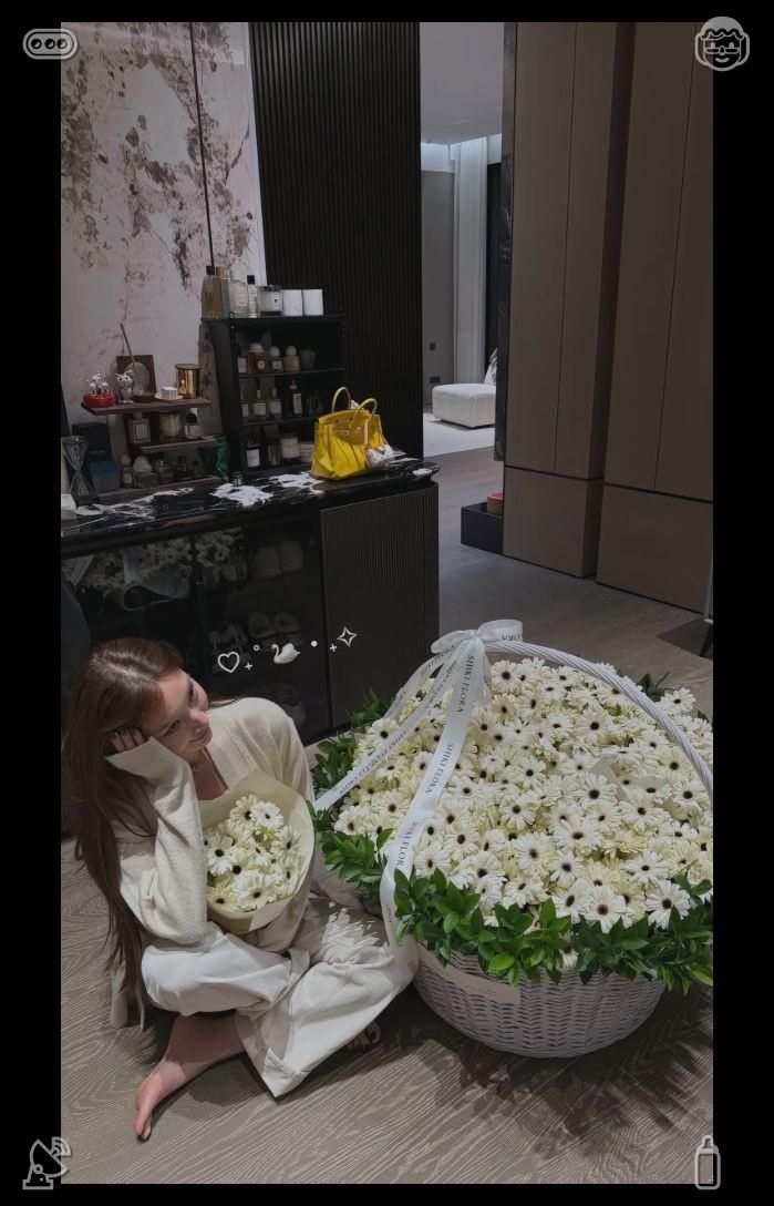 dilara_024's tweet photo. The crisp, organic fragrance of the blooming flower field invigorates the senses and boosts one's spirits. It banishes sleepiness and exhaustion, leaving individuals feeling energized and optimistic. 🥨 Playing darts with a coworker, new addition. https://t.co/y1mrY1rjeA