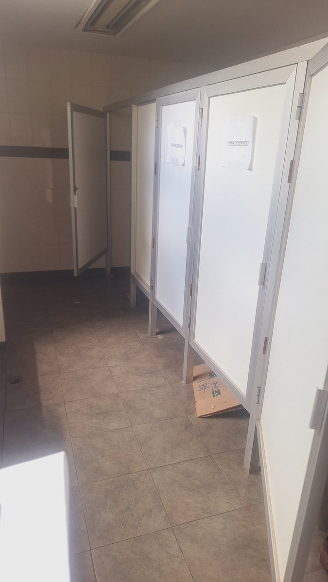 monikeAL29's tweet photo. @Imss_Pue @SaludGobPue Se ve que en su vida se paran en alguna clínica familiar, les mando una foto de los baños de la clínica 1 del imss puebla, a ver si van y hacen cosas, no nada más posen para las fotos 2 de 4 baños sin servicio https://t.co/JJqq3v22HP